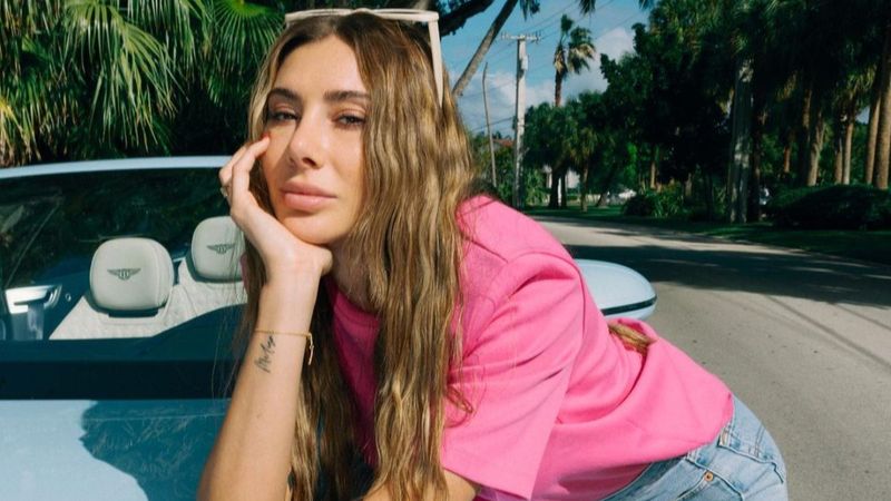 Bacaklarını gökyüzüne kaldırdı! Şeyma Subaşı mini şortuyla Bentley'in üstünde...