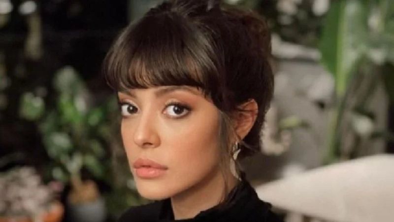 Selin Şekerci ceketini çıkardı, dekoltesiyle siyahlar içinde süzüldü! 'Seksapalite fışkırıyor'