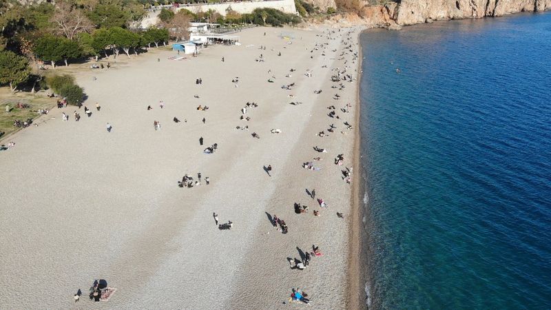 Antalya'da vatandaşlar, Konyaaltı Sahili'ne akın etti