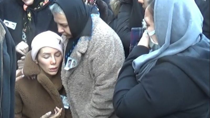 Manisa'da kuyuya düşen eşini ve oğlunu gözyaşları ile son yolculuklarına uğurladı