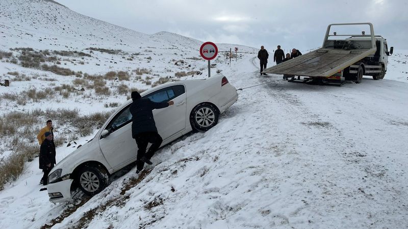Muş'un yükseklerinde yoğun kar yağışı hayatı felç etti