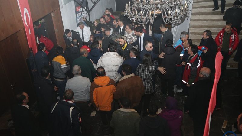 Sarıkamış'ta bir otelin tavanı çöktü: Yaralılar var