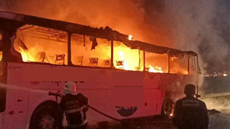Antalya'da seyir halindeki yolcu otobüsü alev aldı