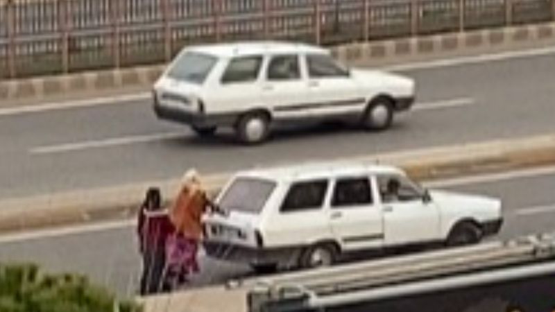 Diyarbakır'da yolda yakıtı biten otomobili iki kadın itti