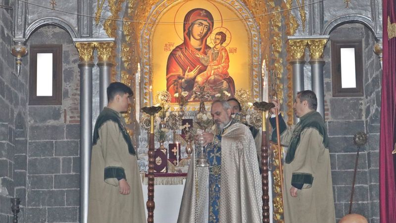 Diyarbakır'daki tarihi kilisede Noel ayini
