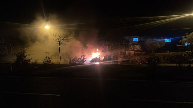 Muğla'da seyir halindeki otomobil alev alev yandı