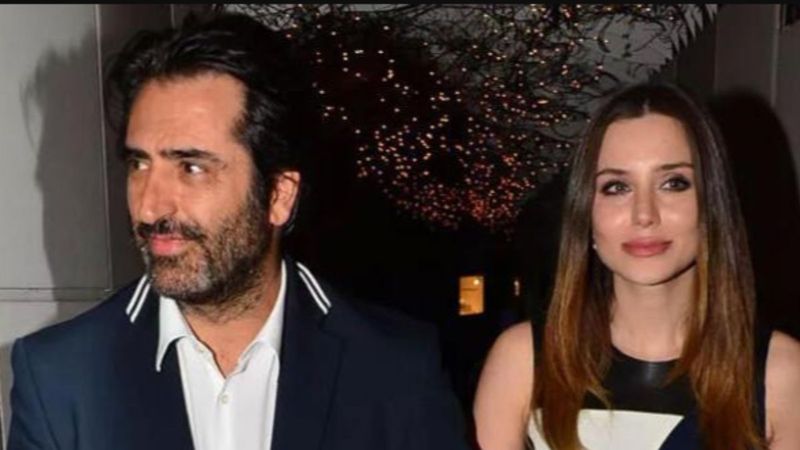 Ece Binay ile Sadri Alışık aşk yaşıyor