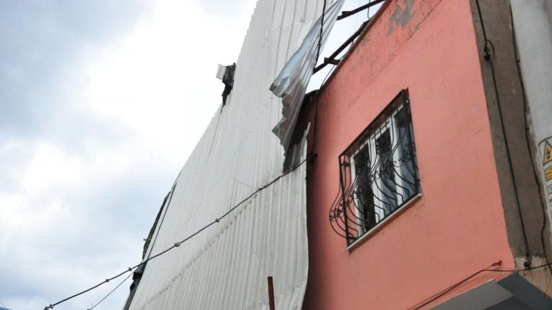 Manisa'da kuvvetli rüzgar, yaşamı olumsuz etkiledi