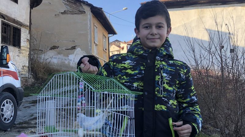 Kastamonu'da alevlere aldırış etmeyip yanan evdeki kuşları kurtardı