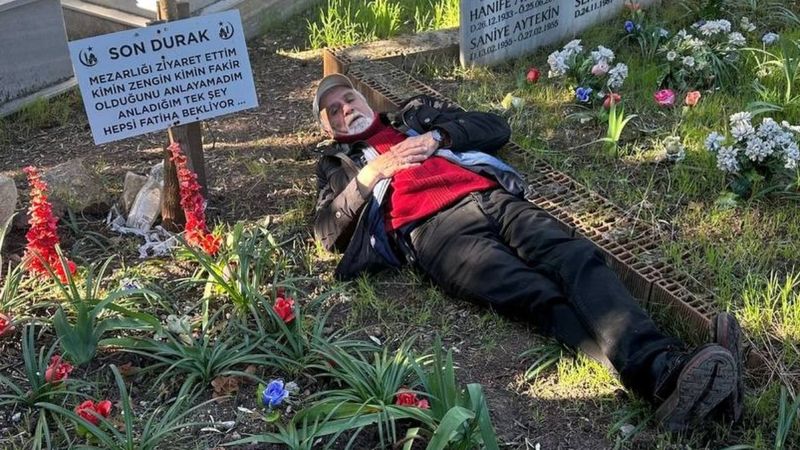 Bursa'da kendi yaptırdığı mezarını her gün suluyor 