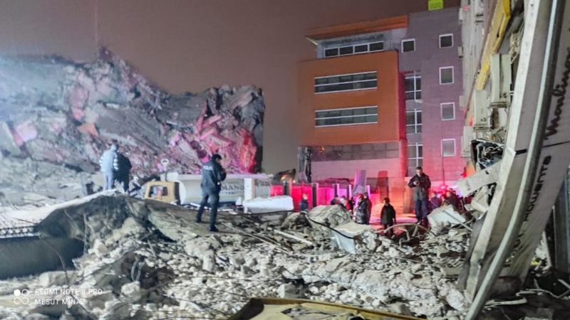 İzmir'de yıkım aşamasındaki bina çöktü