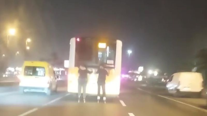 Pendik'te 2 patenli İETT otobüsüne asılarak yolculuk yaptı 