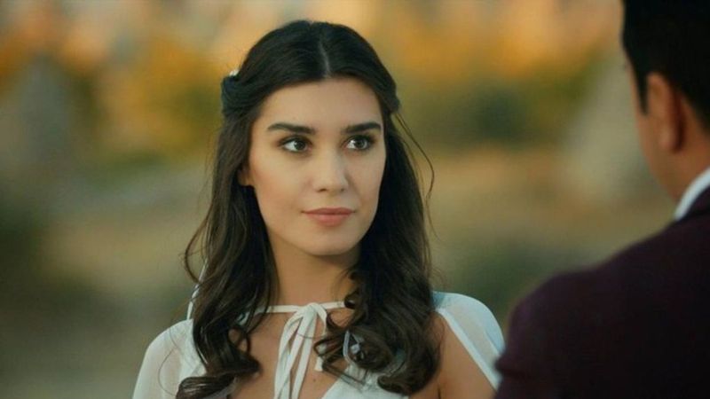 Burcu Kıratlı süper minisiyle Instagram'ı coşturdu! 