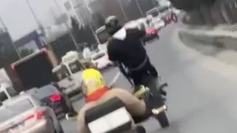 Bahçelievler'de motosikletlinin tehlikeli yolculuğu kamerada