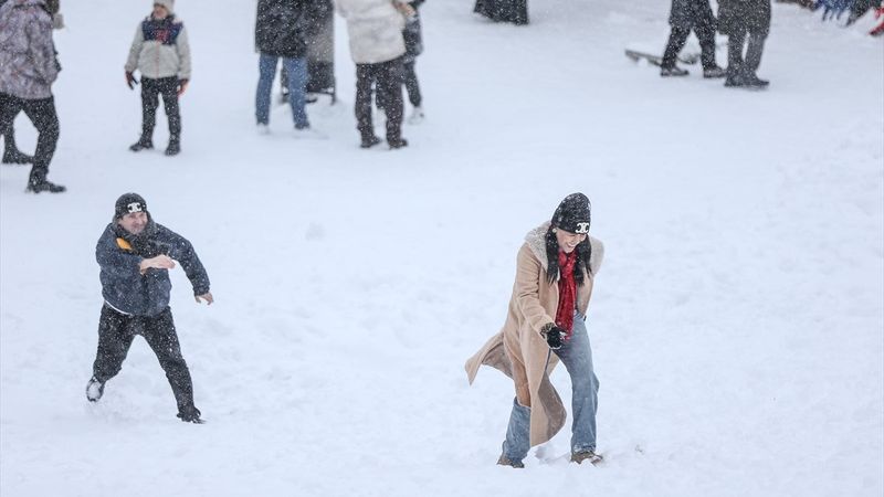 Uludağ'a hasretle beklenen kar yağdı