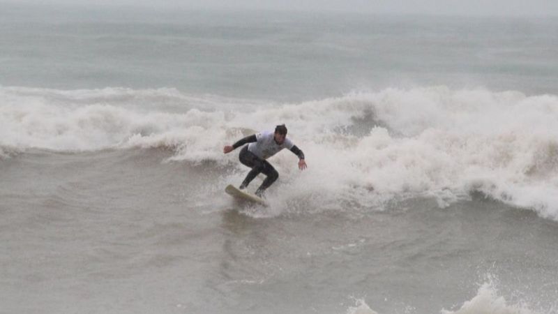 Antalya'da sörfçüler dev dalgalar arasında yarıştı
