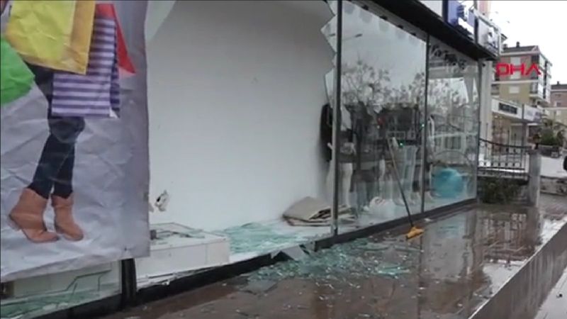 Antalya'da fırtına, mağaza camlarını patlattı