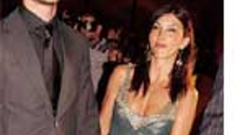 HANDE YENER KENDİSİNDEN GENÇ SEVGİLİSİ ARDA CAN İLE İLK KEZ EL ELE YAKALANDI.