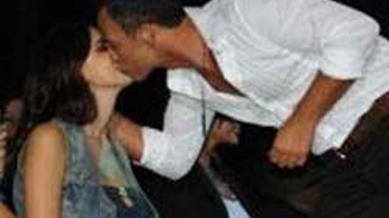 Seyircilerin önünde dudak dudağa