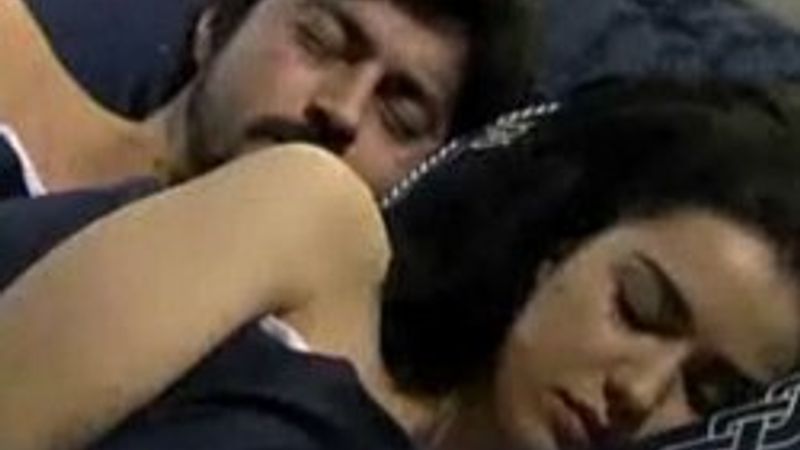 Necla yatağa girdi - İzle