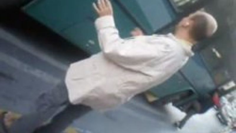 Durakta kopan adam sanal alemi sallıyor - video izle