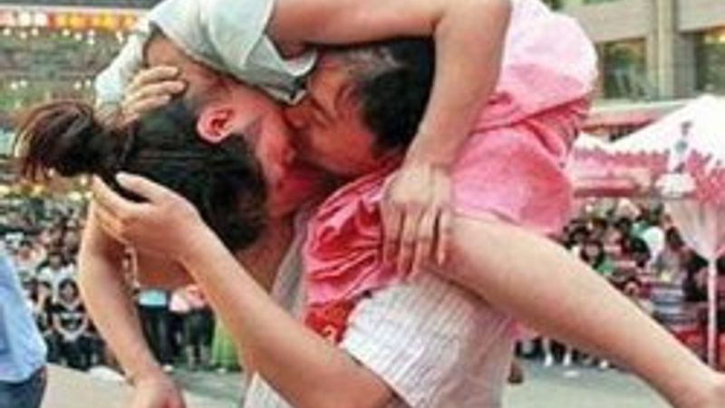 200 TL'lik öpüşme yarışması