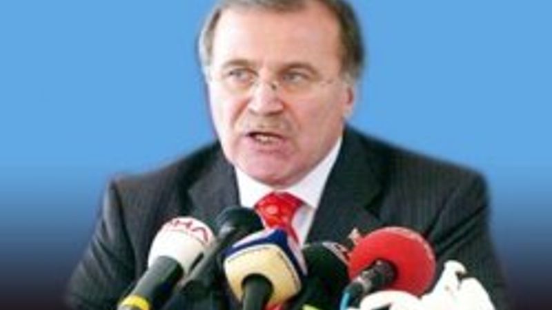 Şahin: Darbeye imkan tanıyan madde değişmeli