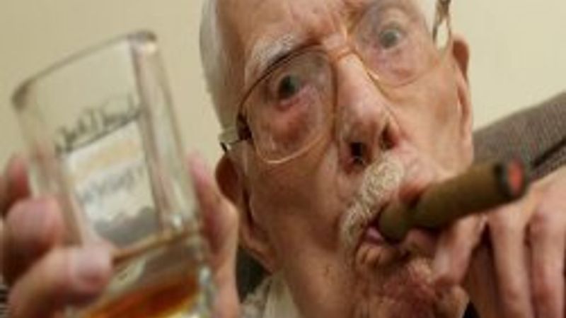 300 bin sigara 900 şişe viskiyle 100 yaşına bastı