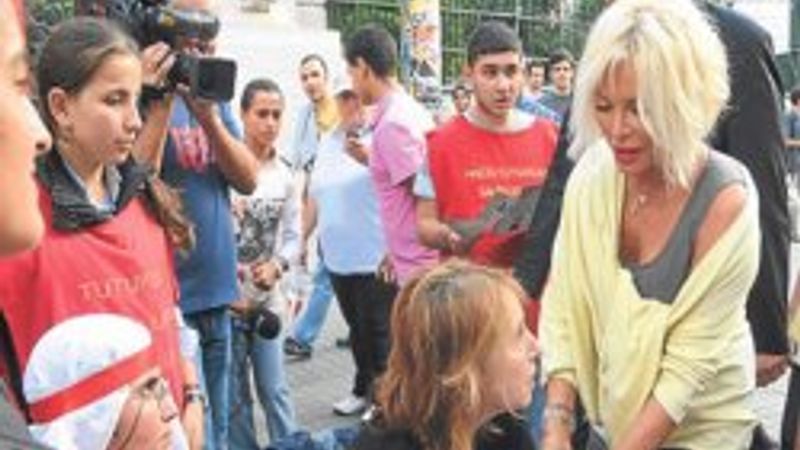 Ajda TAYAD'lıların standında