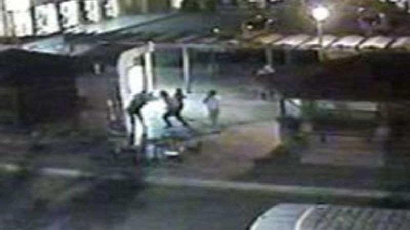 Çocuklarının gözü önünde eşini bıçakladı