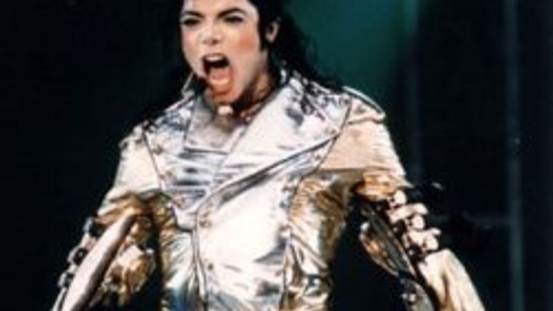 Michael'in sahnede burnu düşmüş