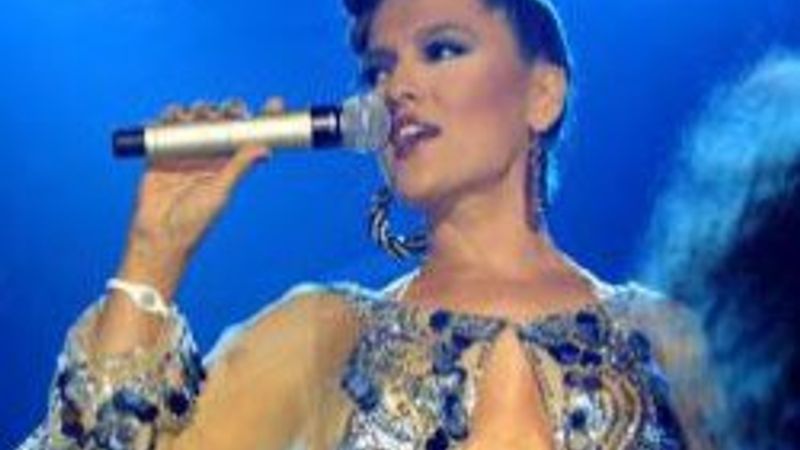 Sahneye öyle bir kostümle çıktı ki