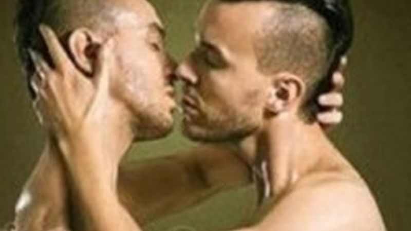 Cem Adrian'ın albüm kapağı çok konuşulur