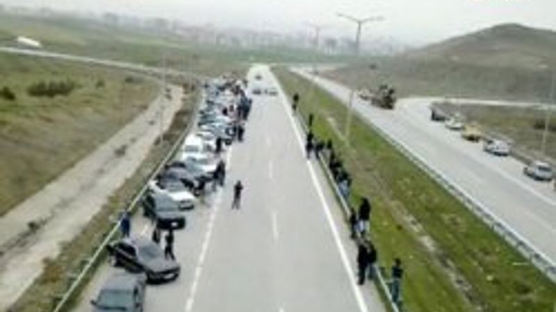 Gençlerin otoyoldaki ölüm yarışı - Video