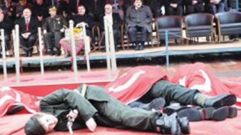 Bayburt'un Kurtuluşu kutlamalarında çocuklara silah