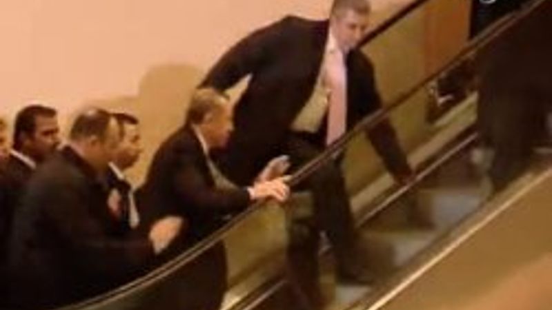 Erdoğan yürüyen merdivenden düşüyordu - İzle