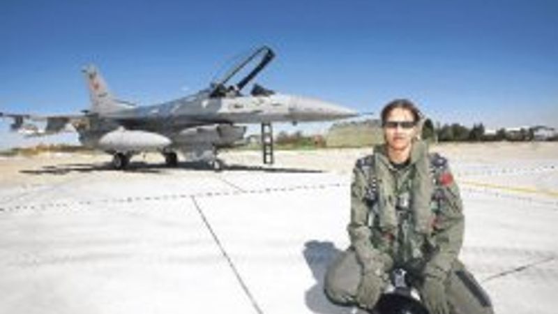 Dünyada okyanus aşan ilk kadın savaş pilotu