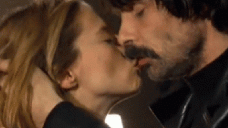 Sevişme sahnesi ratingi yükseltti - Tıkla İzle