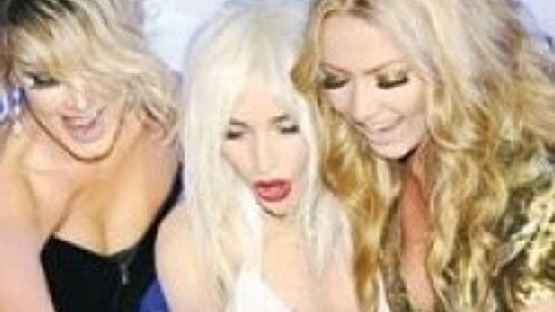 Hadise Gülşen ve Petek elleriyle pasta yedi