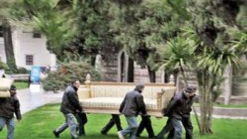 Müze müdürü Harem'deki tahtı lojmanına taşıttı