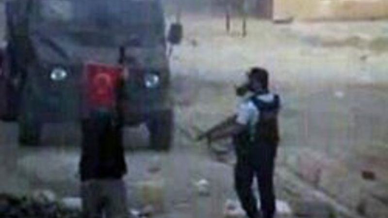 Şırnak Silopi'de polis Türk bayrağı açtı