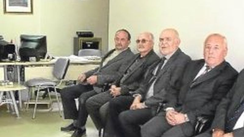 Hiçbir şey yapmadan maaş alıyorlar