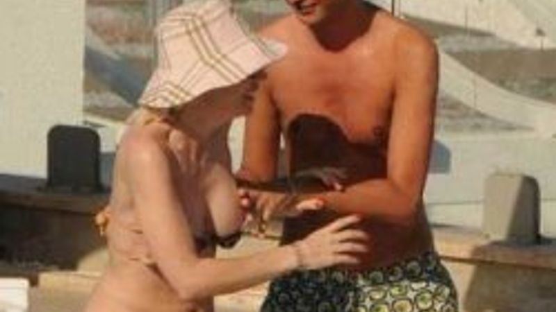 Bikinili Gülşen'den frikik - Foto Galeri