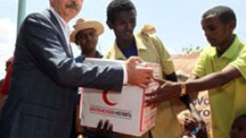 Kılıçdaroğlu Somali'de yardım dağıttı
