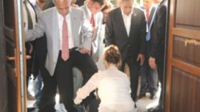 Devlete galoş giydirdi