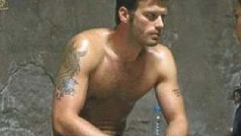 Kıvanç Tatlıtuğ'un dövmeleri nereye kayboldu