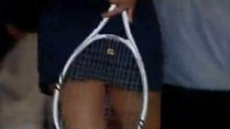 Hülya Avşar poposunu raketiyle gizledi - Tıkla İzle