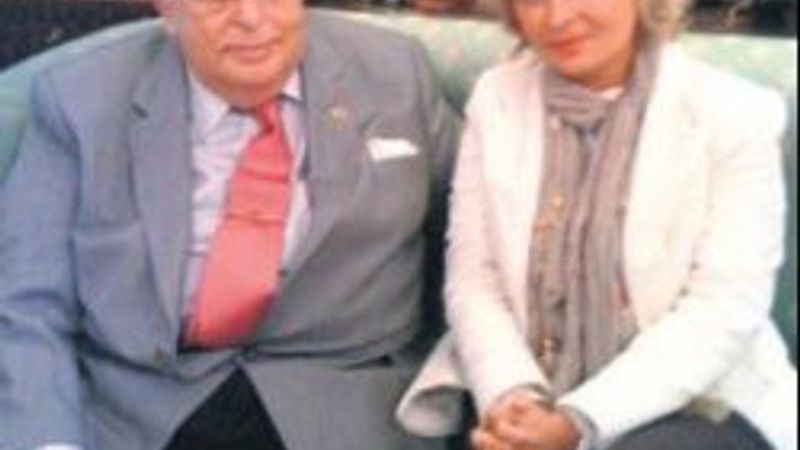 Nazlı Ilıcak Süleyman Demirel'in elini öpmeye gitti