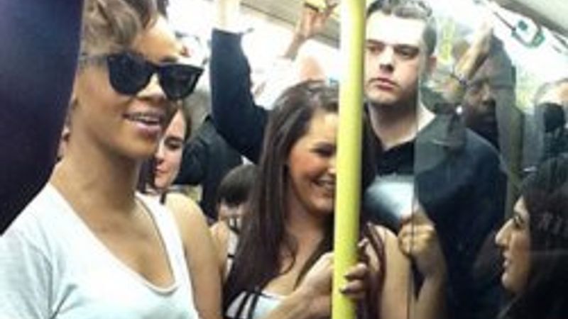 Rihanna metroya bindi izdiham çıktı