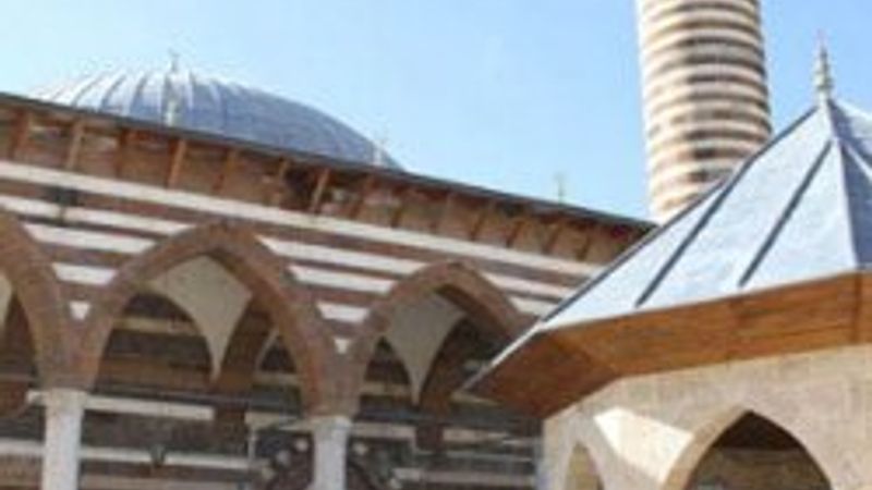 444 yıllık cami 7.2'lik depremi hasarsız atlattı